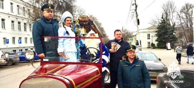 Пожарная ретро-машина с Дедом Морозом проехала по улицам Таганрога 

Так огнеборцы решили поздравить..