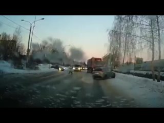 Водитель самосвала в Сосновом Бору решил не пропускать пешехода и чуть не устроил крупное..