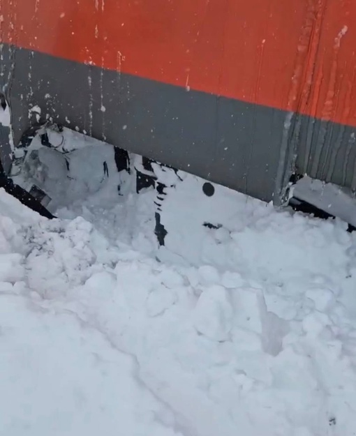 В Удмуртии сегодня даже электричка застряла в снегуА это сегодняшняя электричка Нижнекамск-Ижевск. Просто застряла в сугробе.. 

Подпишись 👉🏻 [club69229156|ЧП ДТП..