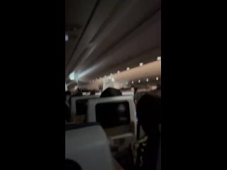 Самолет Japan Airlines загорелся в аэропорту в Токио.

Это произошло в аэропорту Ханэда около 12 часов по..