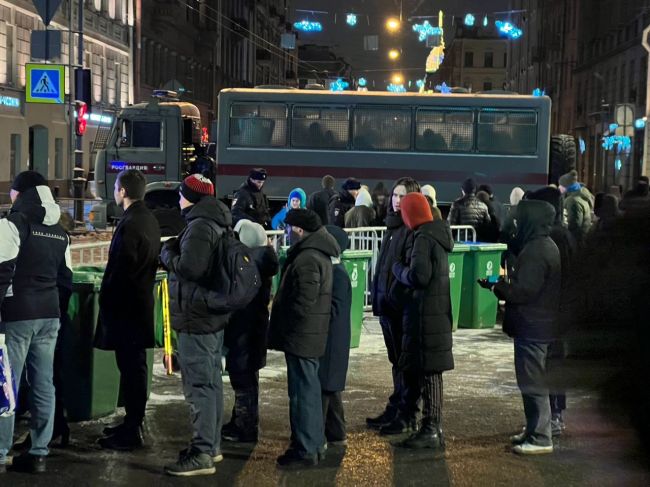 Пока полицейские ловили мигрантов, один из них насиловал юную петербурженку

В Петербурге задержали..