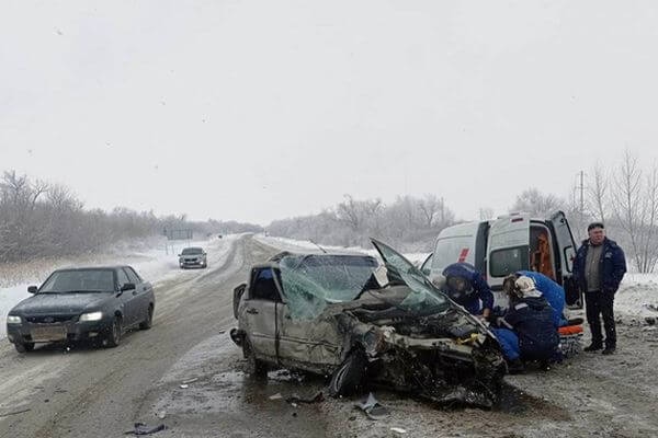 В Самарской области столкнулись две легковушки, оба водителя попали в больницу 

Авария произошла днем 26..