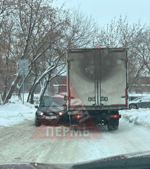 От подписчиков 

Когда начнут чистить снег? Что за отношение к народу после ДТП начали чисть дорогу.В..