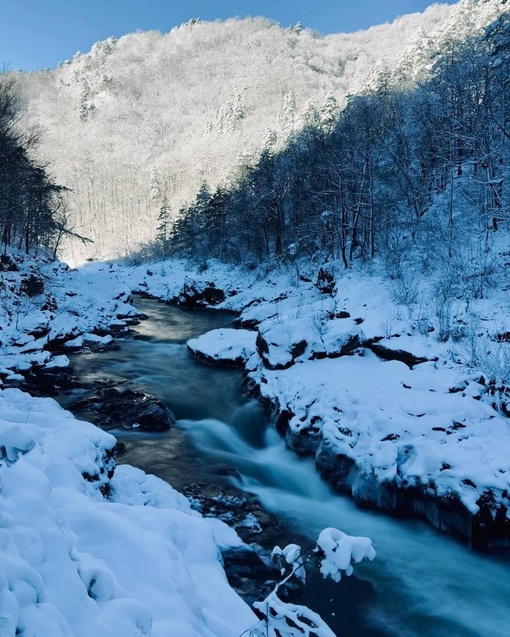 Заснеженные дороги Адыгеи❄️
📍Река Белая, Гранитный..