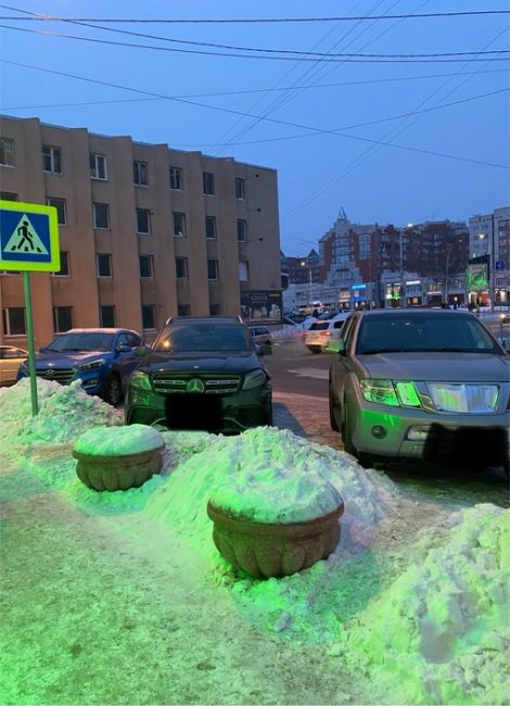 Относительно недавно у дома Кемеровская, 12а были установлены знаки пешеходного перехода. Прошу водителей..
