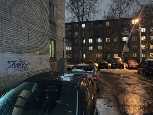 Более 40 автомобилей пострадали от падения льда с Петербургских крыш 24 января.
 
Январская оттепель..