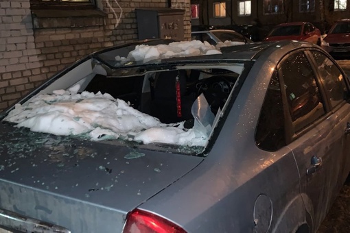 Более 40 автомобилей пострадали от падения льда с Петербургских крыш 24 января.
 
Январская оттепель..