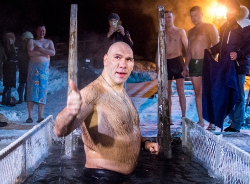 С крещением, нижегородцы☦️
Крепкого здоровья вам и вашим близким!

Одна из традиций – окунание в прорубь...