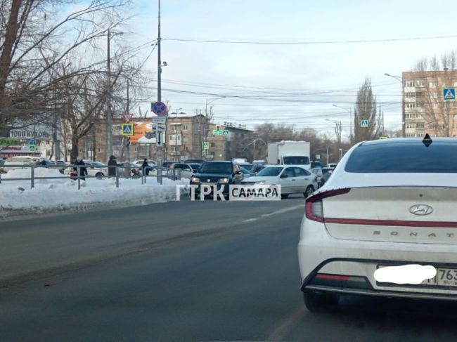 ДТП легковушек парализовало Московское шоссе в Самаре 

Вместо обеда – дорожный затор 

ДТП спровоцировало..