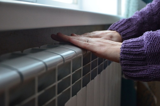 А у вас дома тепло? В ряде регионов России из-за низких температур теплосети трещат по швам, люди греются лишь..