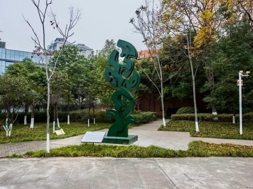 На территории школы в Китае установили арт-объект скульптора из Волгограда ❤️

Представители города Чэнду..