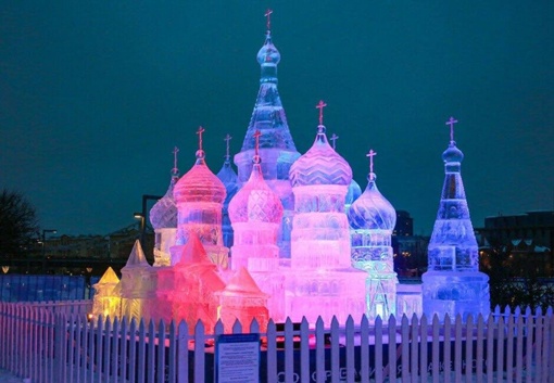 Ледяная Москва в парке..