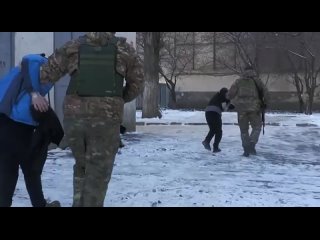 ФСБ показало кадры задержания в Ростове-на -Дону двух украинских шпионов. 
 
Ими оказались горожане, которые..