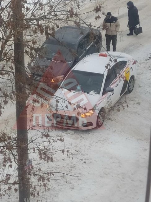 От подписчиков 

Не поделили дорогу напротив Сеченова. 14. Будьте внимательнее на дорогах ☝🏻

Подпишись 👉🏻..