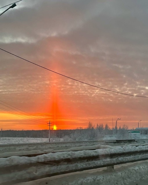 Сегодня на закате жители нижегородской области наблюдали редкое явление — солнечный столб🔥

Невероятное..