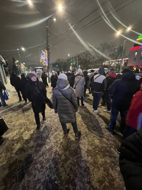 Вот так началось утро у жителей Автозавода.

«На площадь Киселева автобусы приезжают уже забитые, уехать..