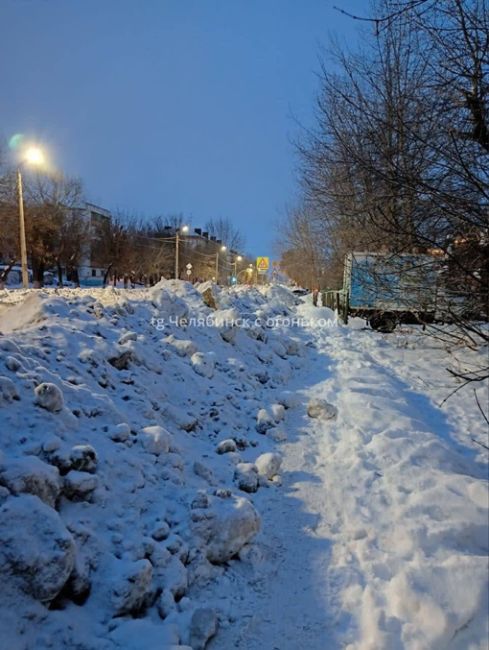 Горы снега на улице Краснознамённая после ночной уборки снега. 

Фото: Челябинск с..