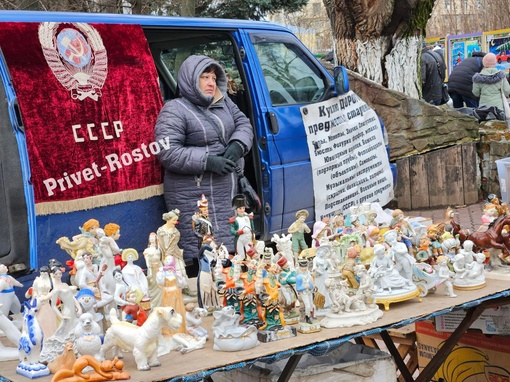 Воскресная барахолка в парке Горького в центре Ростова. Целое поле чудес..