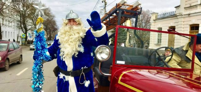 Пожарная ретро-машина с Дедом Морозом проехала по улицам Таганрога 

Так огнеборцы решили поздравить..
