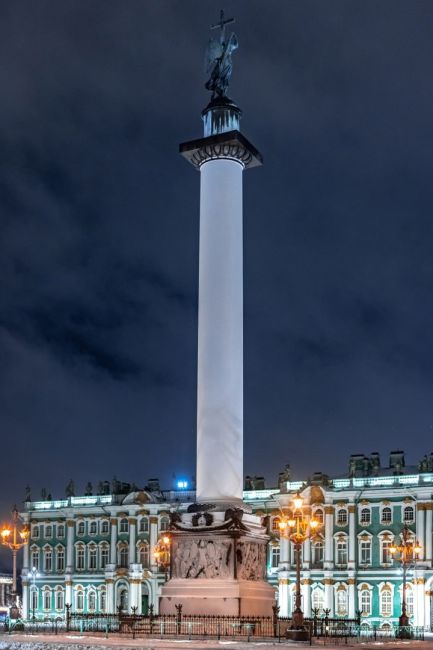 Вместе с другими достопримечательностями в Петербурге словно перекрасили Александрийский столп. Выглядит..