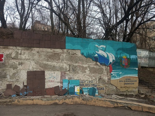 В Ростове сломалось граффити про Мариуполь. Уличная картина на Богатяновском спуске почти полностью..
