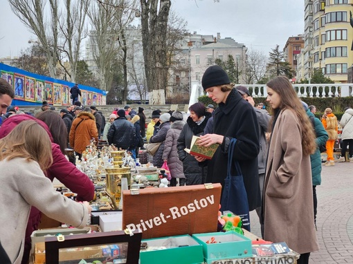 Воскресная барахолка в парке Горького в центре Ростова. Целое поле чудес..