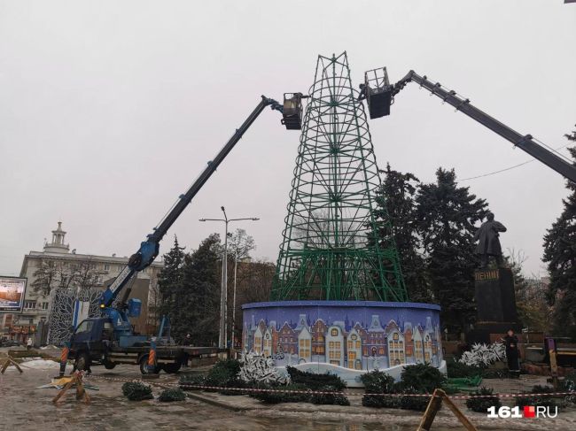 В Ростове демонтировали все новогодние конструкции, кроме световой иллюминации на мостах Ворошиловском и..