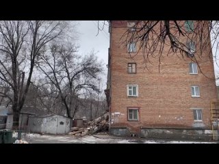 Жильцам дома на Нариманова в Ростове, где утром воскресенья окончательно рухнул подъезд, запретили входить..