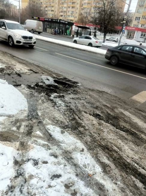 Ростовчанин предупреждает об опасной яме на площади Чкалова. Уже есть жертвы, у которых поотрывало колеса,..