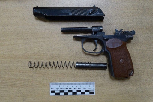 На вокзале Челябинска был замечен подросток с пистолетом 

При досмотре у него был найден предмет, похожий на..