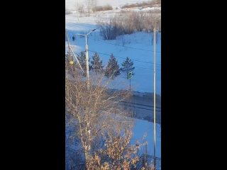 Завертяева - 6 Донецкий переулок. Почистили дорогу, у пешеходного перехода горы снега. Весь снег с дороги..