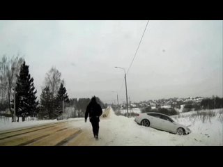 На видео попала очень неудачная попытка обгона в Подмосковье.

Помимо самого виновника, в кювет улетел еще..