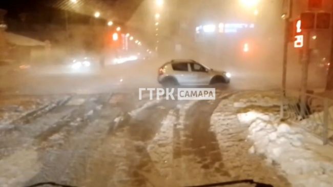 Из-за коммунальной аварии в центре Самары затопило несколько улиц 

Водителей просят объезжать место ЧП,..