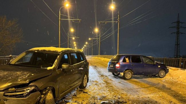 В ночь на Рождество в Самаре произошло ДТП 

На старом мосту "впечатались" в сугроб несколько автомобилей 

В..