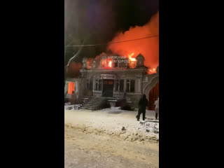🗣️ В селе Починки огонь перекинулся с горящего дома на здание..