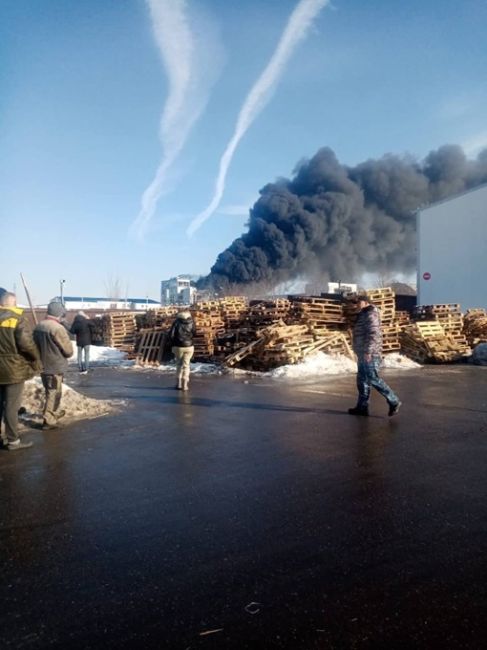 Специалисты проверят качество воздуха в районе пожара на шахтинском заводе

Там уже провели отбор проб..