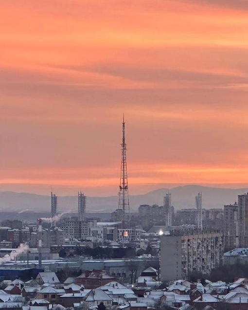 Краснодарский закат Кавказский хребет, стадион «Кубань» и телебашня. Фото:..