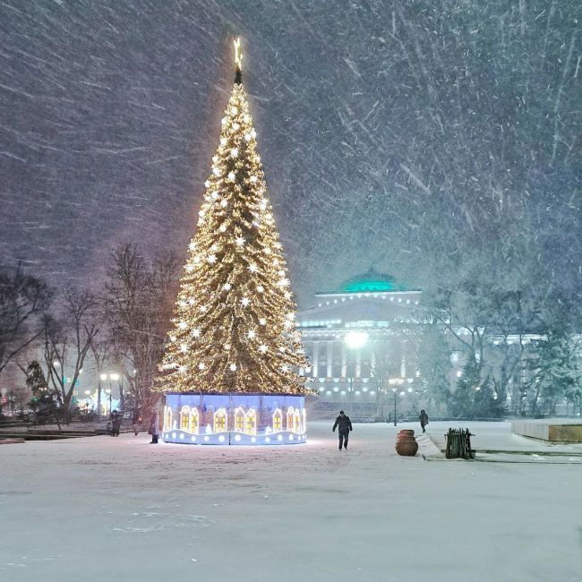 Между тем, центр Ростова выглядит красиво в снежном благоустройстве..