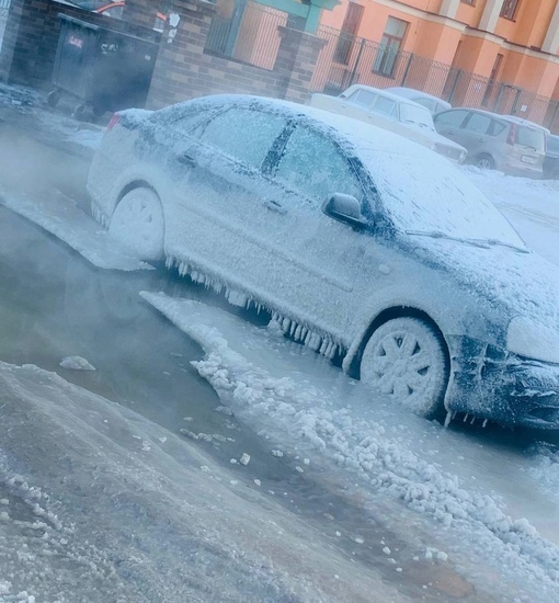 Когда не повезло вдвойне: в ЖК «Солнечная система» прорвало трубу, и автомобилист остался не только с..