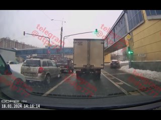 На Рязанском проспекте микроавтобус проскочил на красный, но «немного» не..