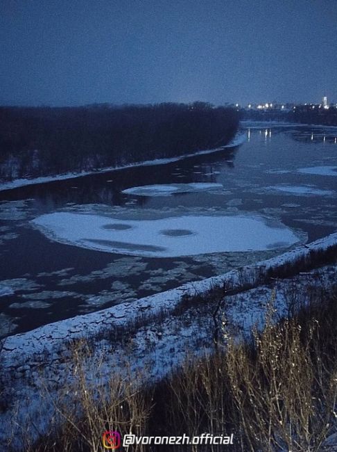 Ледянoй "cмaйлик" нa реке Дoн
 
📷Nаtаli..