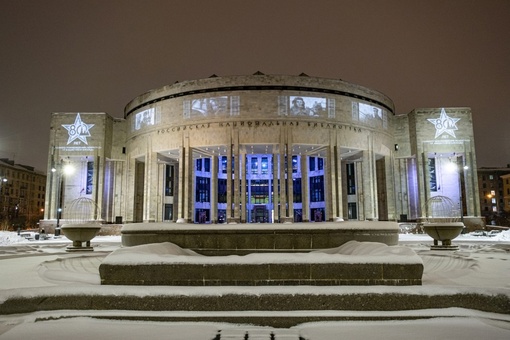 На фасадах зданий в Петербурге появились световые проекции в честь Ленинградской победы 
 
В преддверии..
