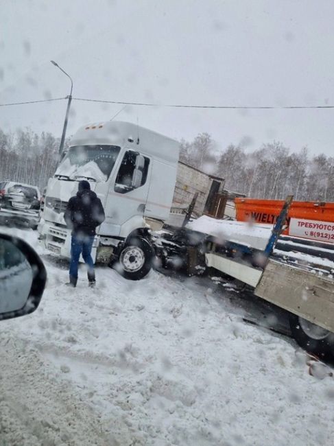 На трассе Челябинск — Екатеринбург произошло массовое ДТП

Там столкнулись сразу 13 автомобилей. Движение на..