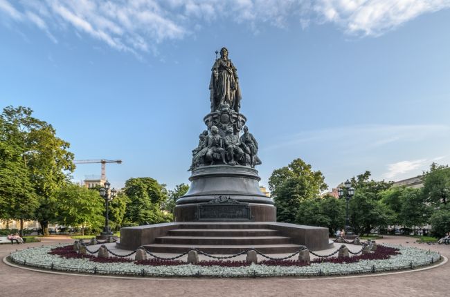 Несколько исторических фактов и городских легенд о популярном памятнике в центре..
