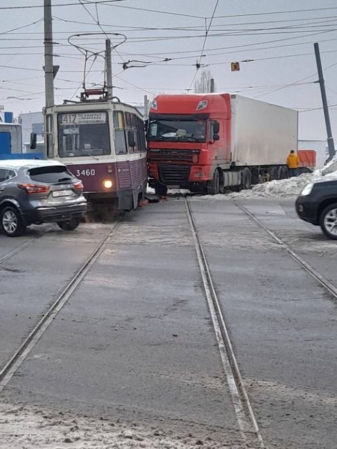 В районе улицы Игарской большегруз врезался в трамвай, движение трамваев в сторону  Московского вокзала..