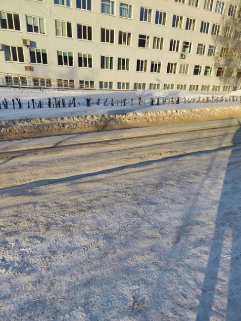 Хочется чтобы администрация наконец обратила внимание на дороги в Омске, одними центральными улицами город..