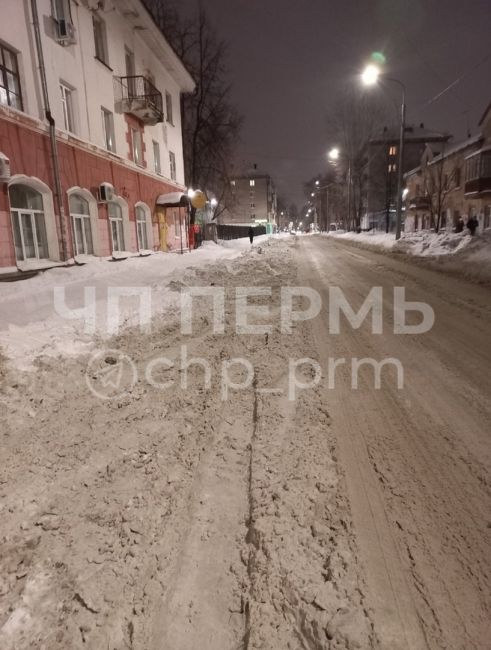 На ул. Глеба Успенского и Пионерская в этом году после снегопадов не проводилась уборка снега. Техника в..