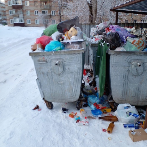 Мусорный вид на Театральную площадь Коммунальщики в загуле, по всей видимости..