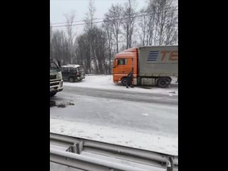 Массовое ДТП на Мурманском шоссе в Ленинградской области с участием более 10 автомобилей и автобусом.
 
Никто..