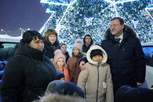 В Самаре вручили новые «Лада Веста» многодетным семьям 

Глава региона Дмитрий Азаров поздравил земляков с..